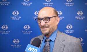 Professor Brings Students to an Eye-Opening Shen Yun Experience