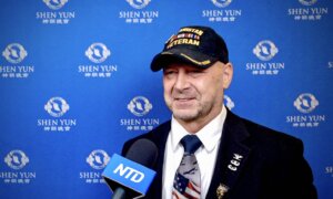Senator Presents Freedom Medals to Shen Yun Artists