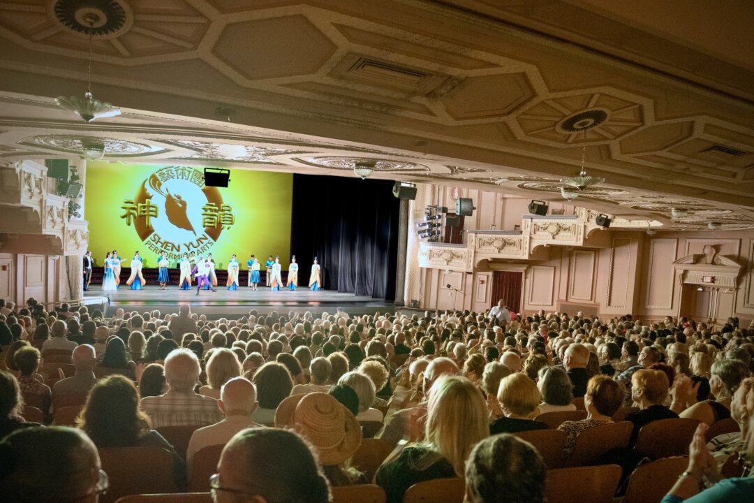 Shen Yun Performing Arts' curtain call at Miller Theater on April 16, 2026. (Serena Shi/NTD)