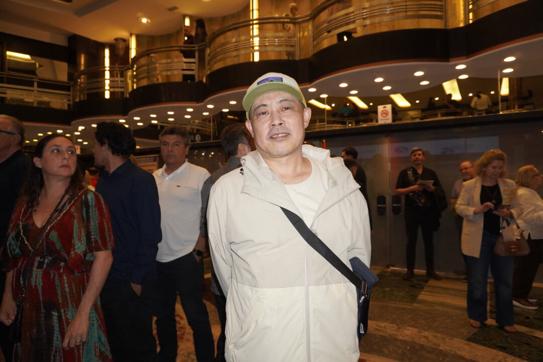 Mr. Sun, an immigrant from China, attends Shen Yun Performing Arts at the Teatro Ópera in Buenos Aires, Argentina, on April 17, 2026. (Sally Sun/The Epoch Times)