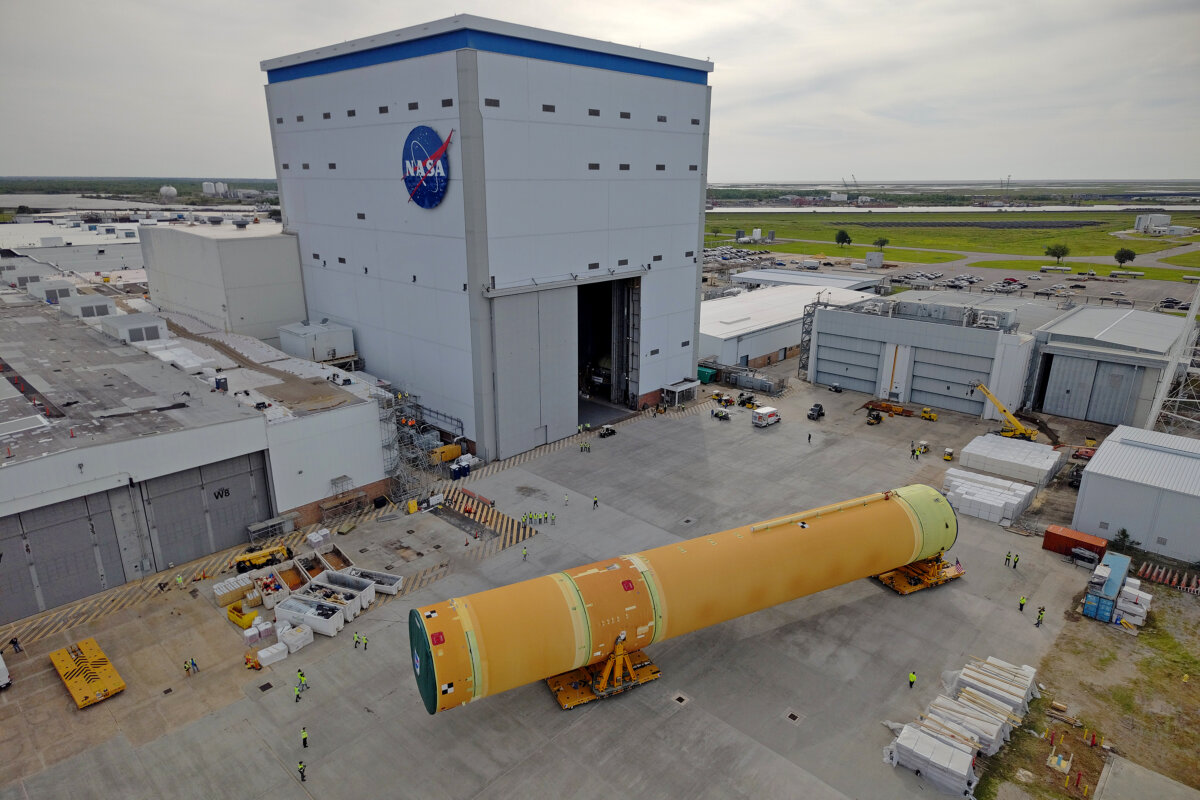 NASA begins moving the core stage, or the largest section, of the Space Launch System rocket that will launch the crewed Artemis III mission in 2027 from the agency’s Michoud Assembly Facility to the agency’s Pegasus barge in New Orleans on April 20, 2026. (NASA/Michael DeMocker)