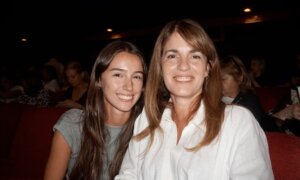 ‘We Love It, It’s Absolutely Beautiful’: Mother, Daughter Praise Shen Yun’s Visual Splendor in Buenos Aires