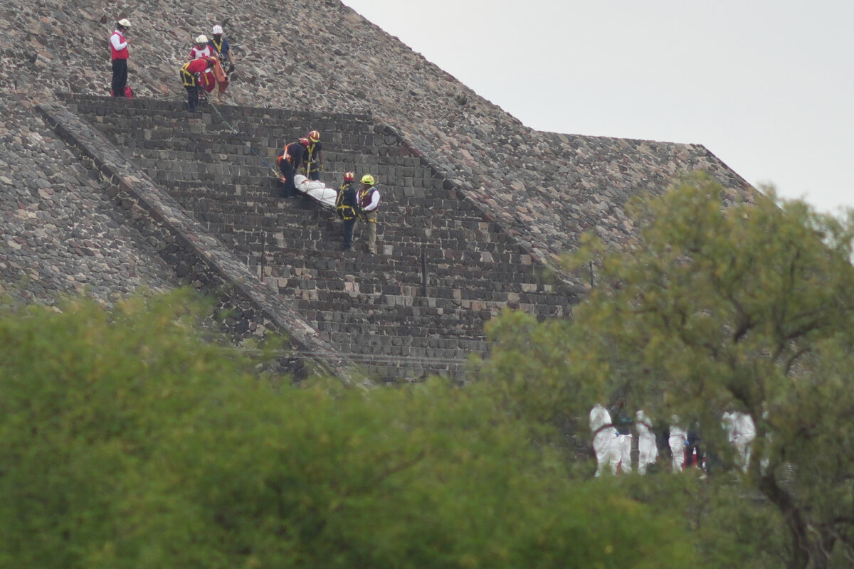Forensic workers carry the body of a victim down a pyramid after authorities said a gunman opened fire, in Teotihuacan, Mexico, on April 20, 2026. (AP Photo/Eduardo Verdugo)