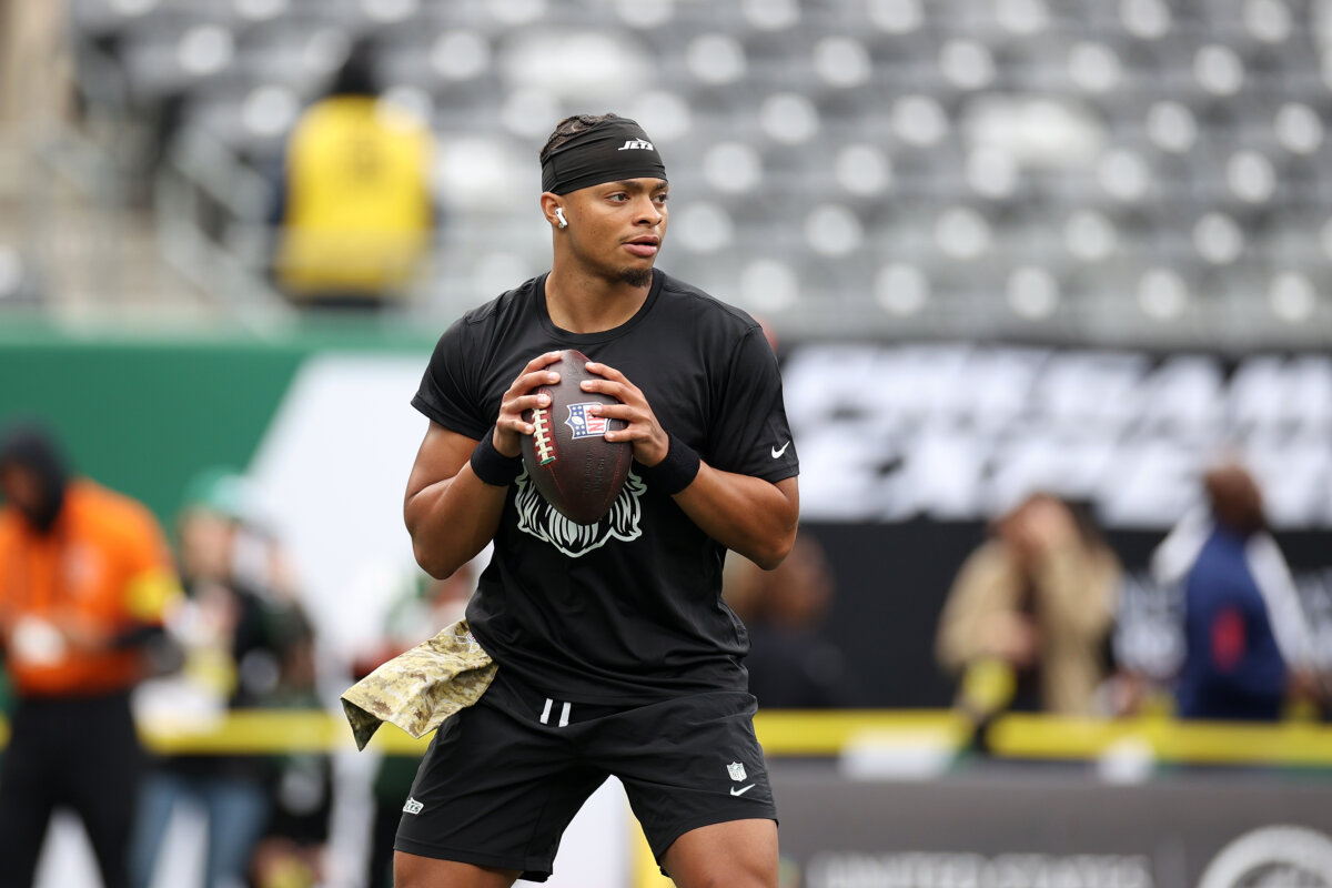 Justin Fields #7 of the New York Jets warms up prior to the game against the Cleveland Browns at MetLife Stadium in East Rutherford, New Jersey on Nov. 09, 2025. (Evan Bernstein/Getty Images)