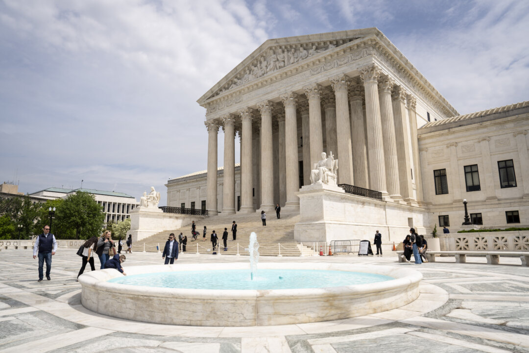 Supreme Court Considers Immigration Status of Chinese Green Card Holder Convicted of Counterfeiting