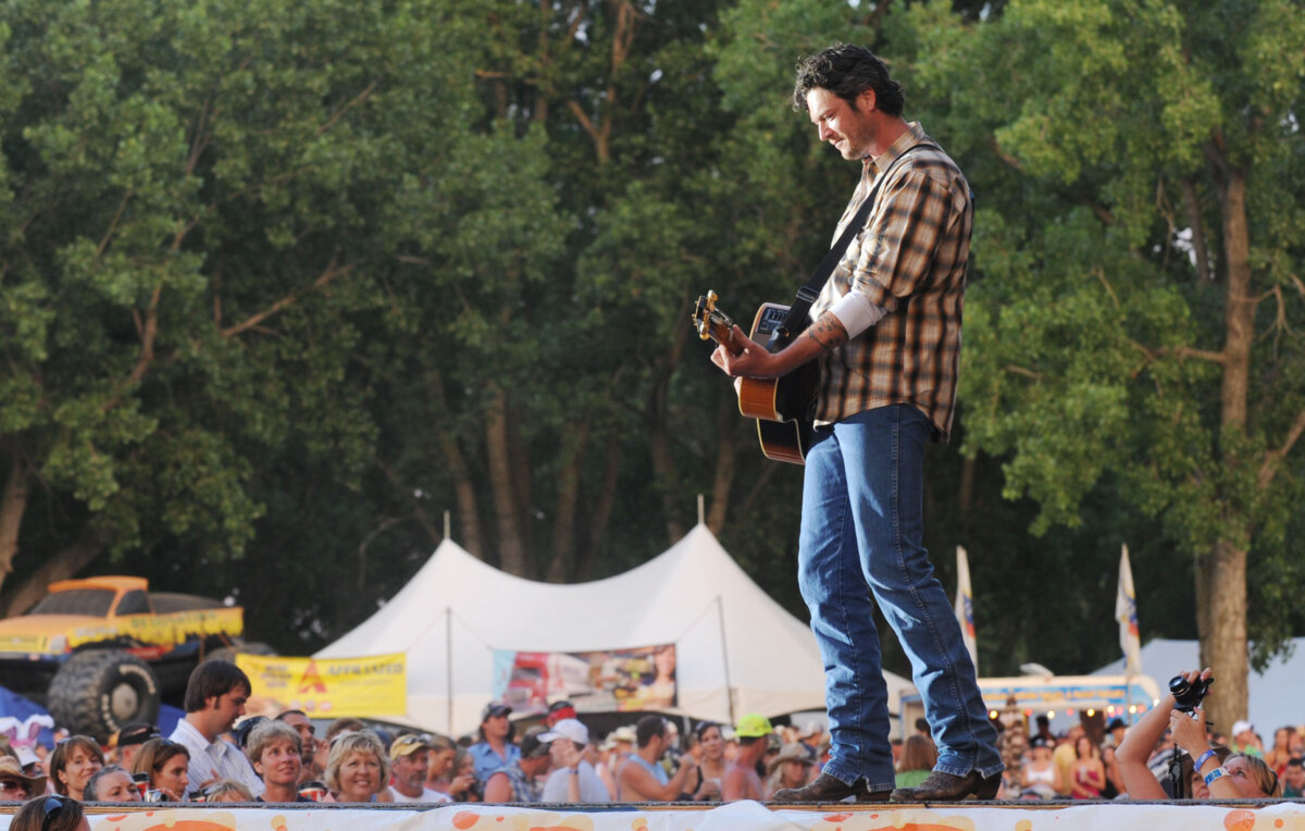 Blake Shelton performs during Country Stampede 2009 at Tuttle Creek State Park on June 27, 2009 in Manhattan, Kansas. (Rick Diamond/Getty Images)