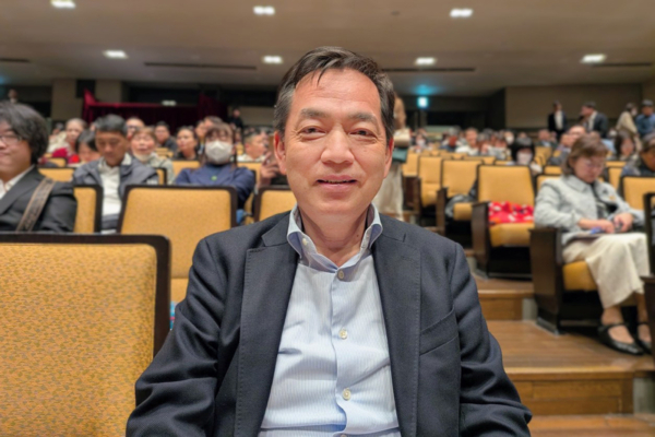 Keiichiro Asao, a member of the Japanese House of Councillors, attends  Shen Yun Performing Arts at the Kamakura Performing Arts Center in Japan on April 18, 2026. (Niu Bin/The Epoch Times)