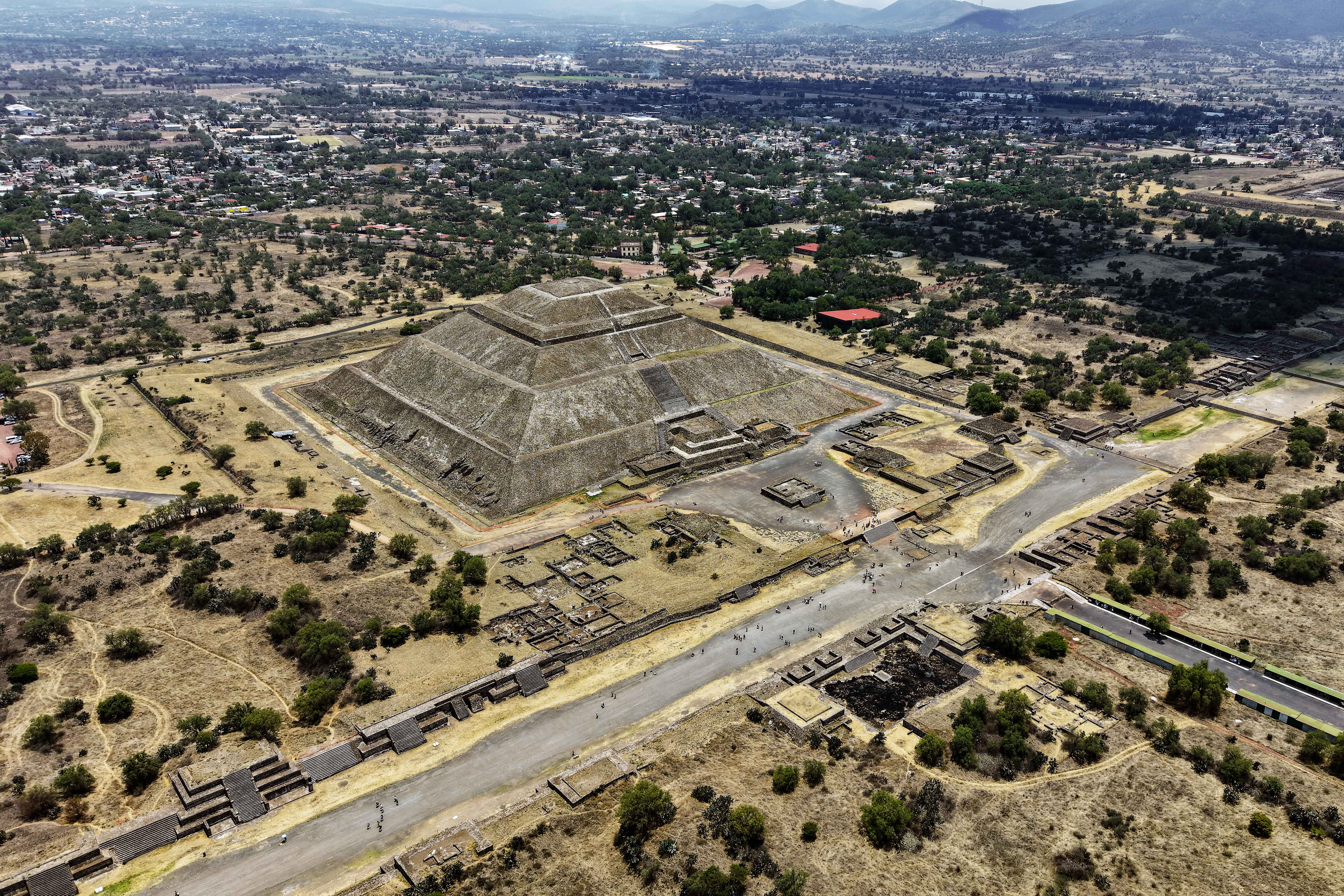 Day in Photos: Teotihuacan Reopens, Illegal Sand Quarry, and Youth Detention Center