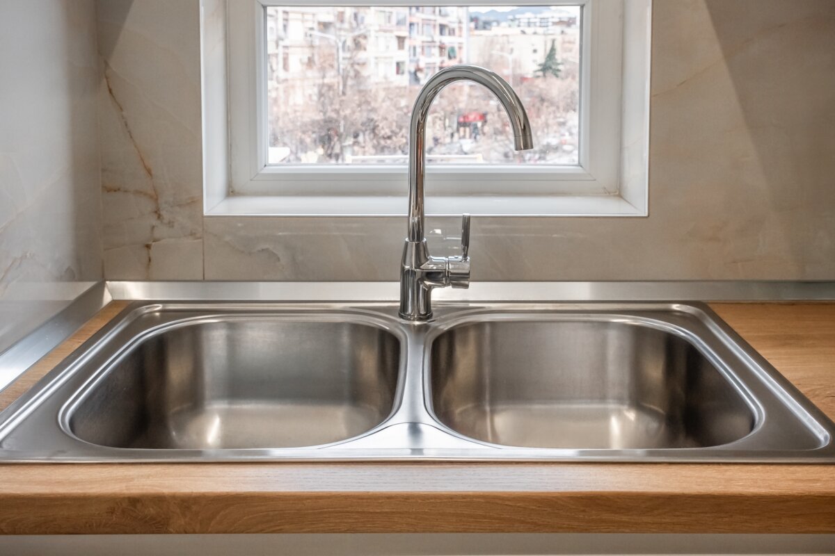Stainless is a great, durable, easy-to-handle choice for a sink. If your budget will allow for it, choose a thick sink. (Elena_Alex_Ferns/Shutterstock)