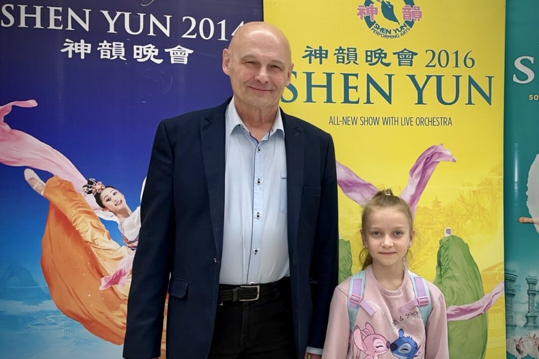 Oldřich Dědek and Samantha Dědková attend the Shen Yun Performing Arts performance at Prague Congress Center, in the Czech Republic, on April 19, 2026. (An Ran/The Epoch Times)