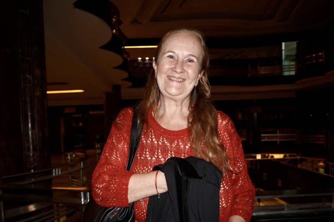 Ms. Graciela Sarachu Venzi, vice president of the Argentine Dance Council and a veteran dancer, attends Shen Yun Performing Arts at the Teatro Ópera in Buenos Aires, Argentina, on April 16, 2026. (Sally Sun/The Epoch Times)