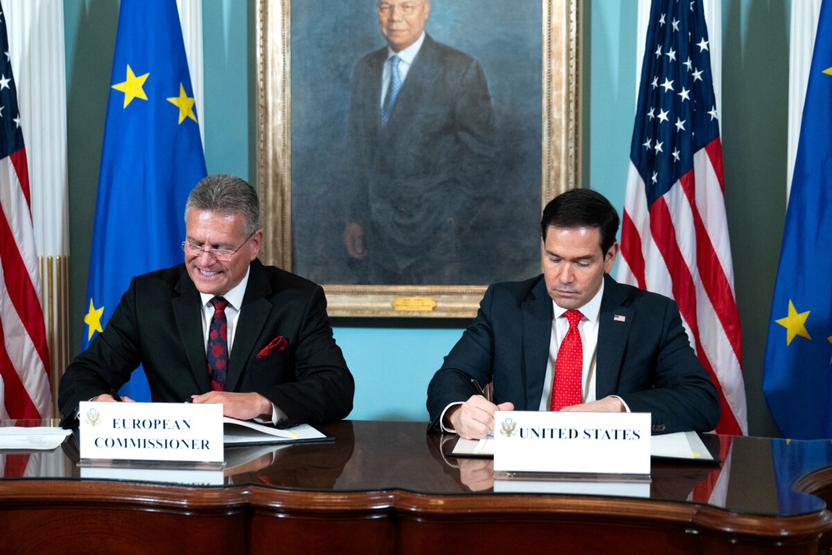 U.S. Secretary of State Marco Rubio (R) and European Union Trade Commissioner Maros Sefcovic sign a memorandum of understanding for a strategic partnership on critical minerals at the State Department in Washington on April 24, 2026. (Annabelle Gordon/AFP via Getty Images)