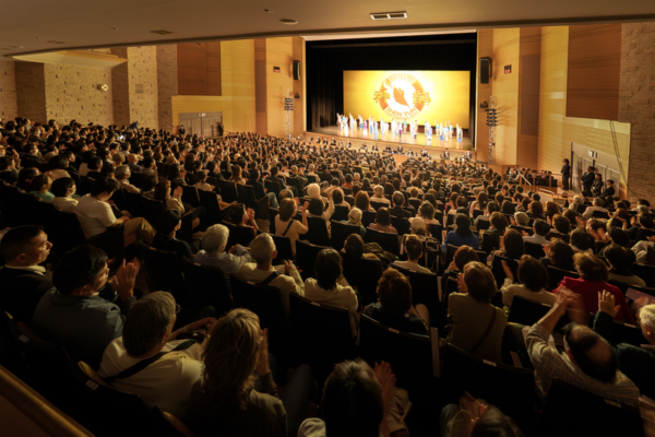 Shen Yun Performing Arts' curtain call at the Kamakura Performing Arts Center in Kamakura, Japan, on April 19, 2026. (Fujino Ue/The Epoch Times)