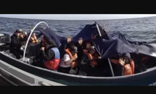 US Authorities Intercept 3 Smuggling Boats, Arrest 60 Individuals