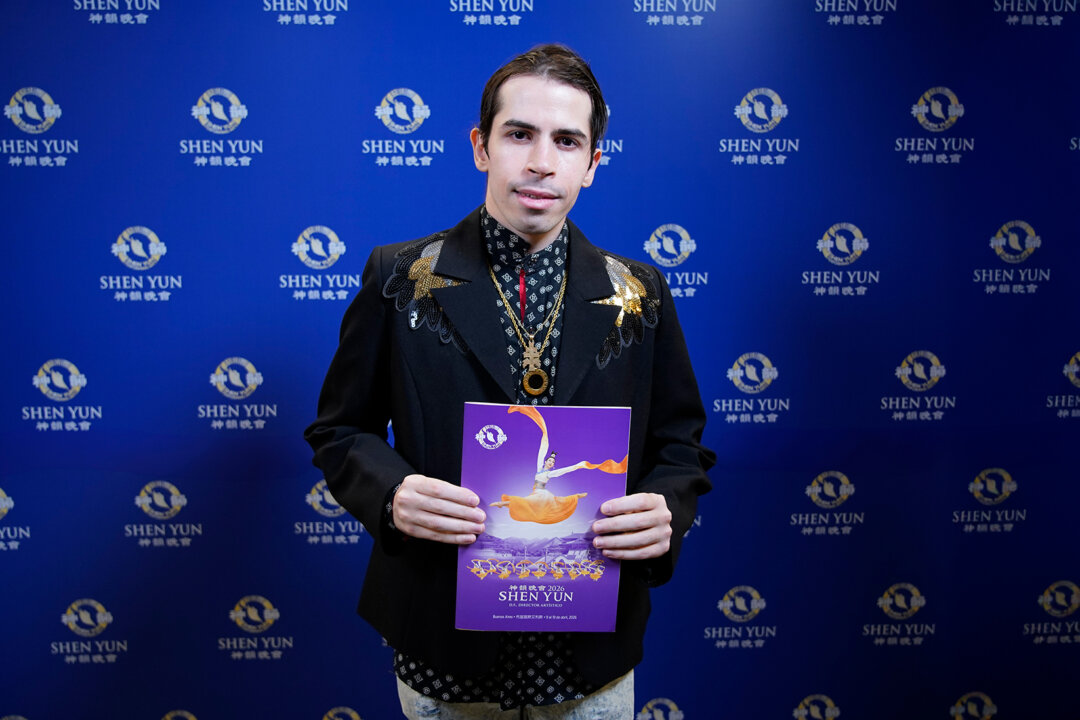 Producer Alfredo Estéfano enjoys Shen Yun Performing Arts at the Teatro Ópera in Buenos Aires, Argentina, on April 19, 2026. (NTD)