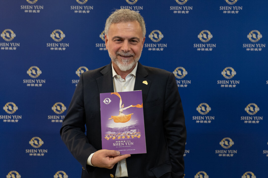 Leonardo Fernández Irigaray, an ophthalmologist, saw Shen Yun at Teatro Ópera, on April 18, 2026. (NTD)
