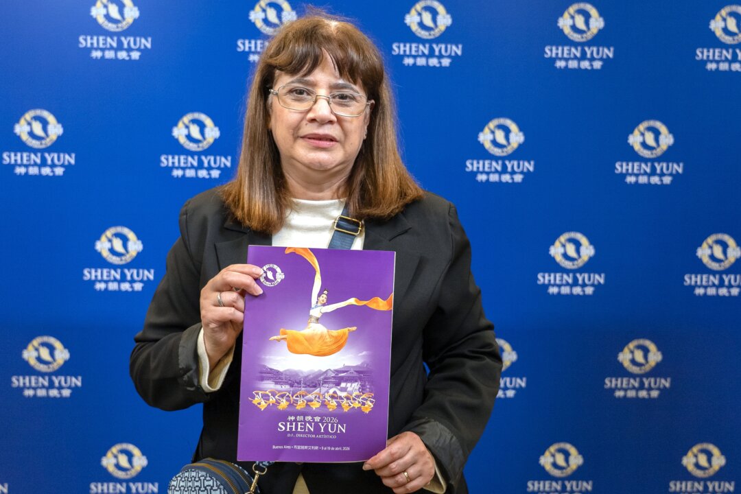 Silvia Bazán, Argentinian national radio announcer, saw Shen Yun Performing Arts at the at Teatro Ópera in Buenos Aires, Argentina, on April 18, 2026. (NTD)