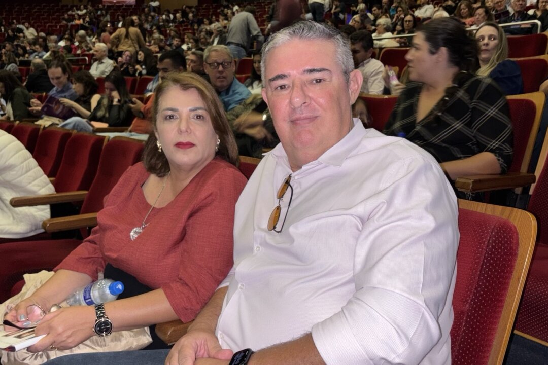 Company founder Jose Carlos and his wife, Nelice Castro, attend Shen Yun Performing Arts at Teatro Positivo in Curitiba, Brazil, on April 26, 2026. (Arian Pasdar/The Epoch Times)