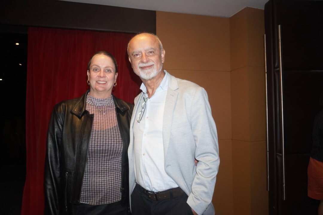Brazilian dentist Túlio Del Conte Valcanaia and his wife attend Shen Yun Performing Arts at Teatro Positivo in Curitiba, Brazil, on April 26, 2026. (Mary Man/The Epoch Times)