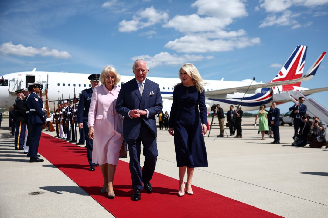 King Charles, Queen Camilla Greeted by President Trump, First Lady