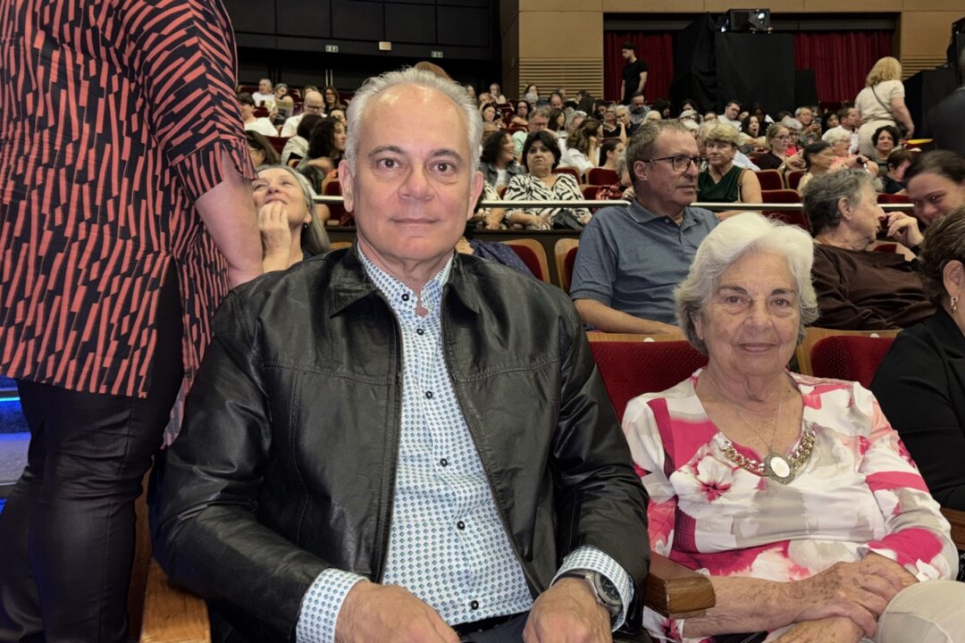 Cardiovascular surgeon Milton de Miranda Santoro (L) attends Shen Yun Performing Arts at the Teatro Positivo in Curitiba, Brazil, on April 26, 2026. (Arian Pasdar/The Epoch Times)