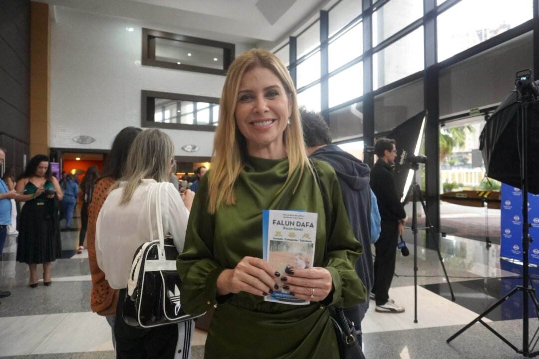 Simone Bandeira attends Shen Yun Performing Arts at Teatro Positivo in Curitiba, Brazil, on April 26, 2026. (Mary Man/The Epoch Times)