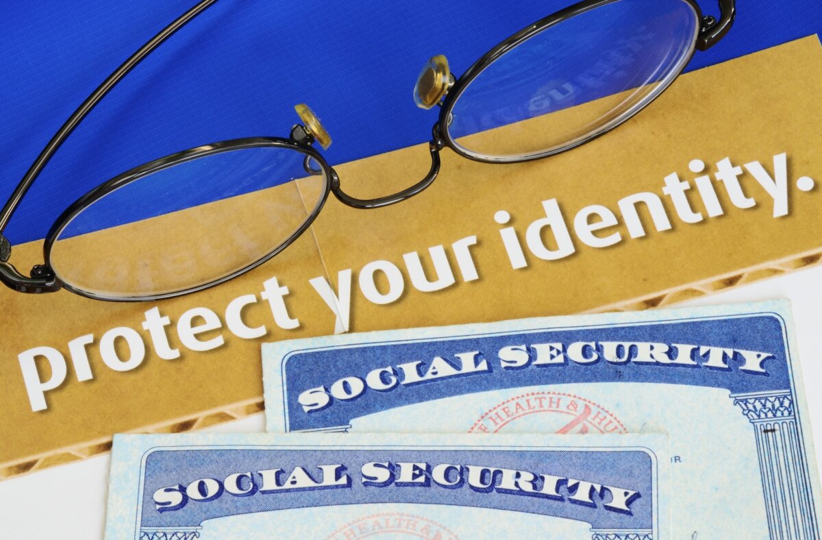 There is no need to carry your Social Security card in your wallet or purse. (JohnKwan/Shutterstock)