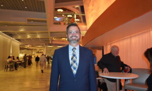 Orlando Attorney Enjoys Shen Yun’s Blend of Eastern and Western Music
