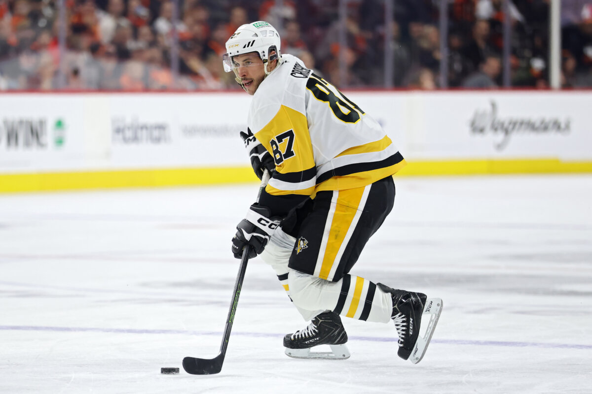 Sidney Crosby of the Pittsburgh Penguins handles the puck against the Flyers during their first-round playoff game at Xfinity Mobile Arena in Philadelphia on April 29, 2026. (Emilee Chinn/Getty Images)