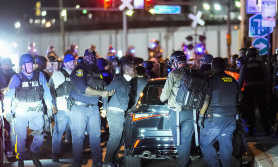 Newark Mayor Imposes Curfew After Fiery Clashes Outside ICE Detention Center