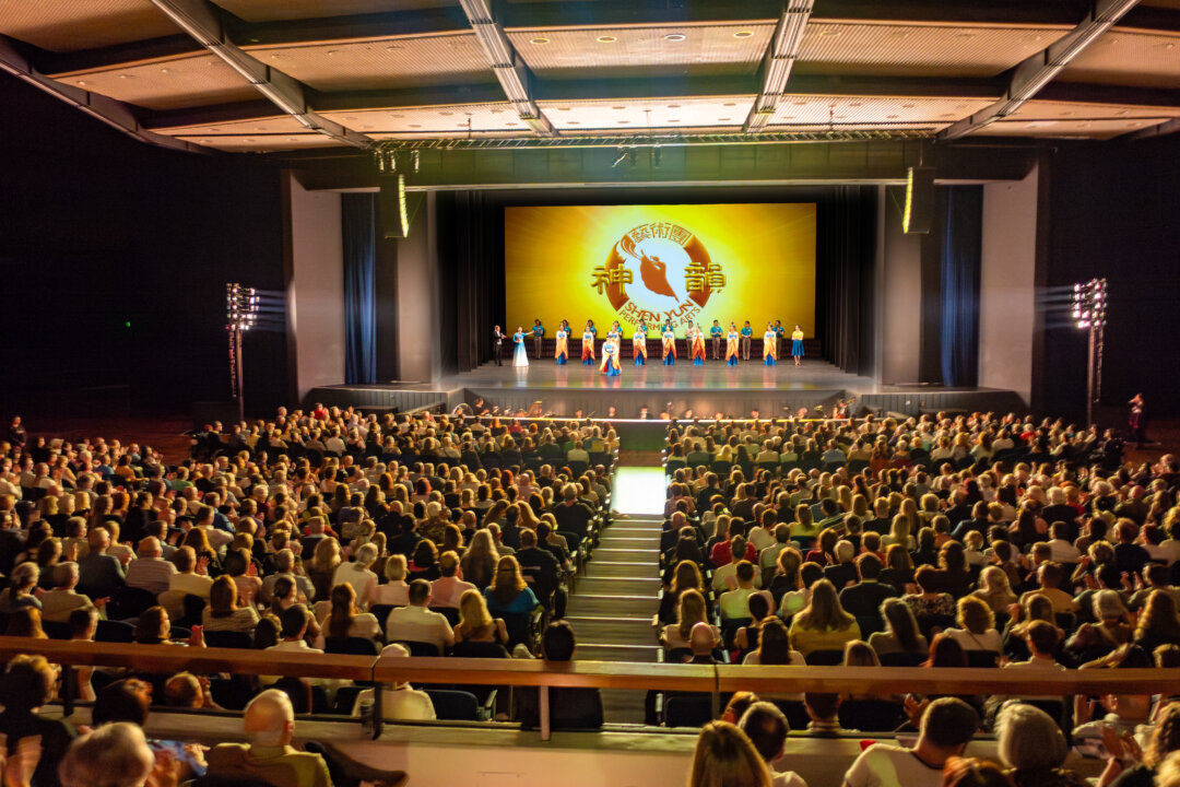 Shen Yun Performing Arts' curtain call at the Jahrhunderthalle (Centennial Hall) in Frankfurt, Germany, on May 2, 2026. (An Ran/The Epoch Times)