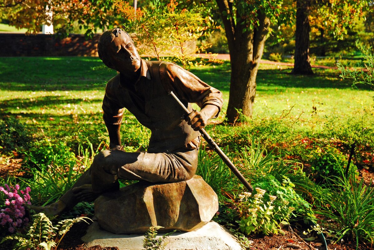 a statue of songwriter and composer Stephen Foster in Bardstown, Kentucky. (James Kirkikis/Shutterstock)