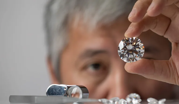 Jewelers Reveal Shocking Secret: Don’t Buy Diamond Jewelry Until You Read This!