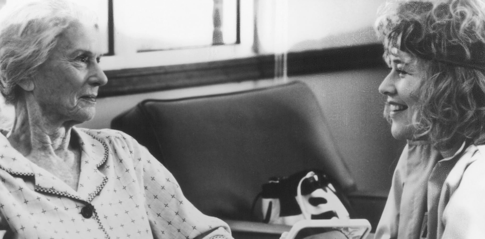 two women have a chat in Fried Green Tomatoes