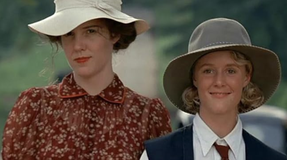 Ruth (Mary-Louise Parker, L) and Idgie (Mary Stuart Masterson) are best friends, in "Fried Green Tomatoes." (Universal Pictures)