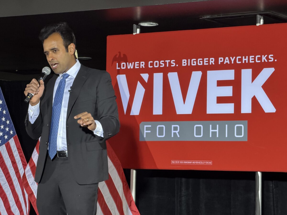 Ohio Republican gubernatorial candidate Vivek Ramaswamy speaks at a town hall meeting near Columbus, Ohio, on May 4, 2026. (Janice Hisle/The Epoch Times)