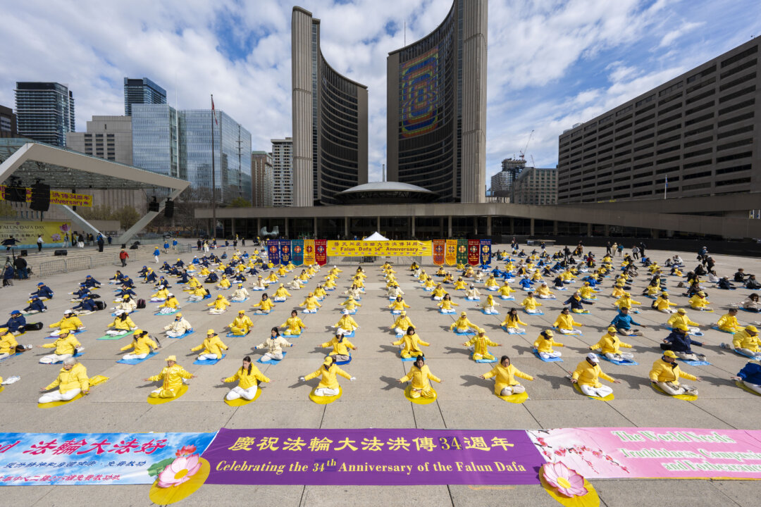 Cover image for Hundreds Gather in Toronto to Celebrate 34th World Falun Dafa Day