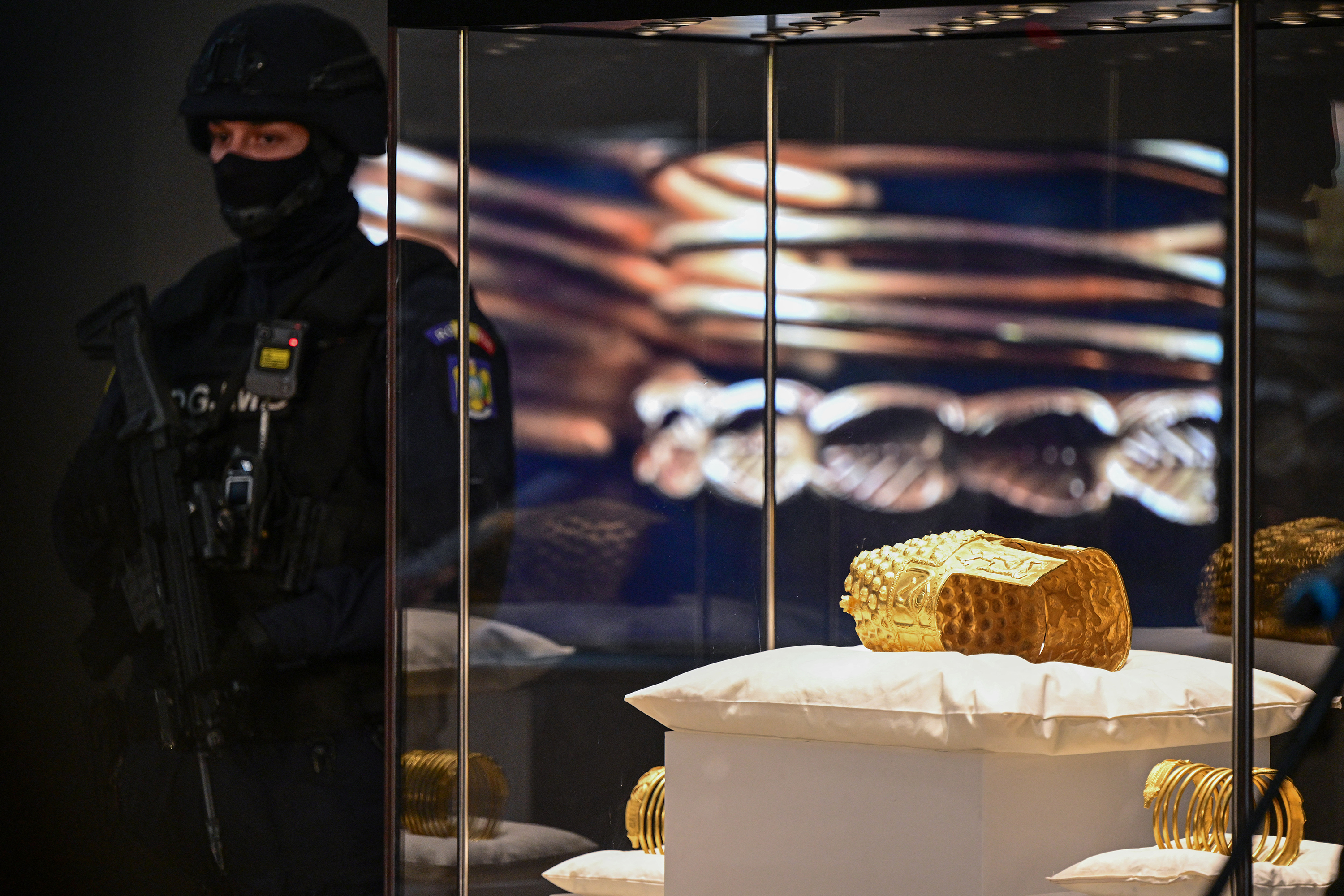 Cotofenesti helmet and two Dacian gold bracelets