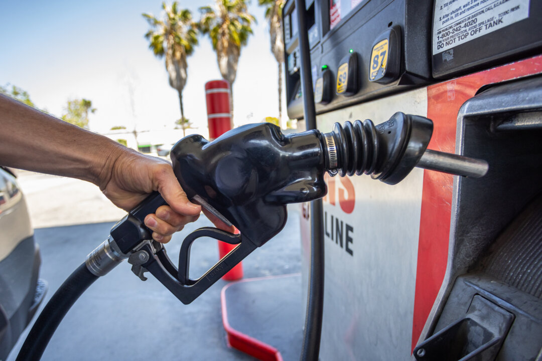 US Gasoline Prices Below $4 a Gallon for First Time Since April