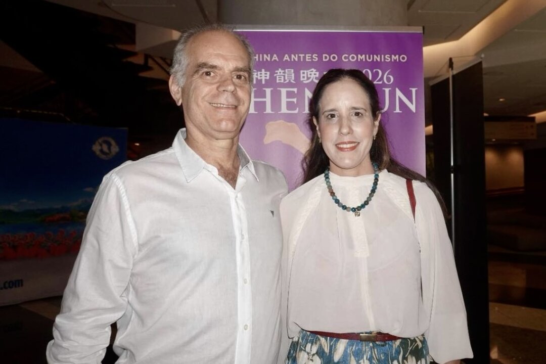 Andréa Baldin Amêndola Freitas and her husband attend Shen Yun Performing Arts at the Teatro Bradesco in São Paulo, Brazil on May 1, 2026. (Mary Man/The Epoch Times)