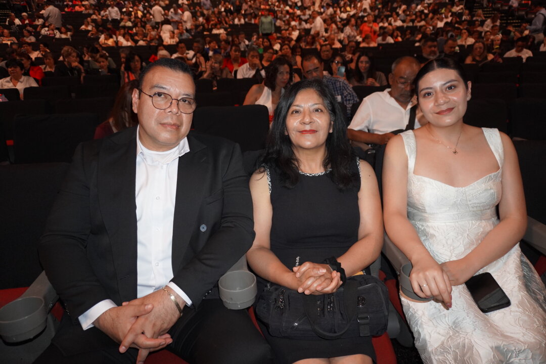 On the afternoon of May 3, 2026, Mrs. López, a physical education supervisor overseeing 10 local schools, attended Shen Yun Performing Arts with her family at the Auditorio Nacional in Mexico City. (Lily Yu/The Epoch Times)