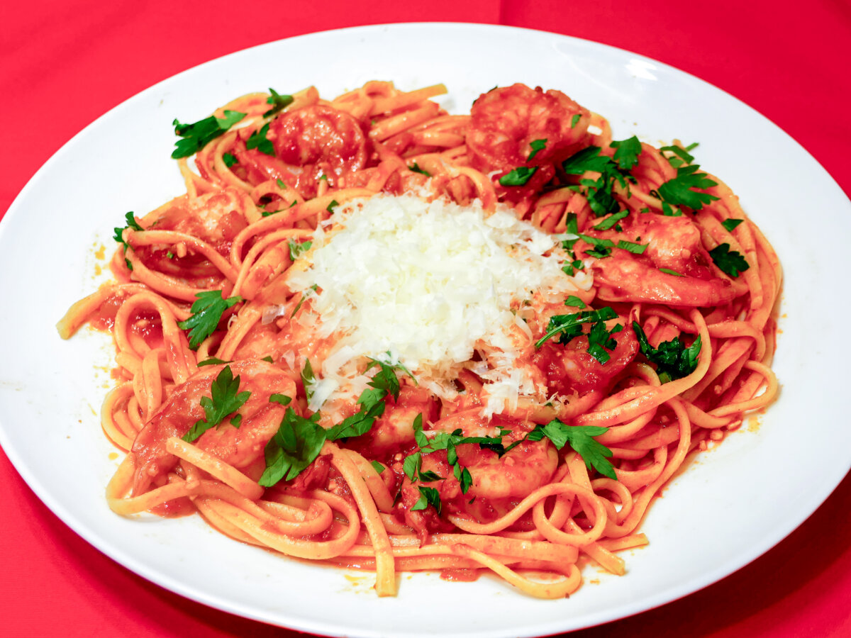 Shrimp with Linguine Fra Diavolo. (Linda Gassenheimer/TNS)