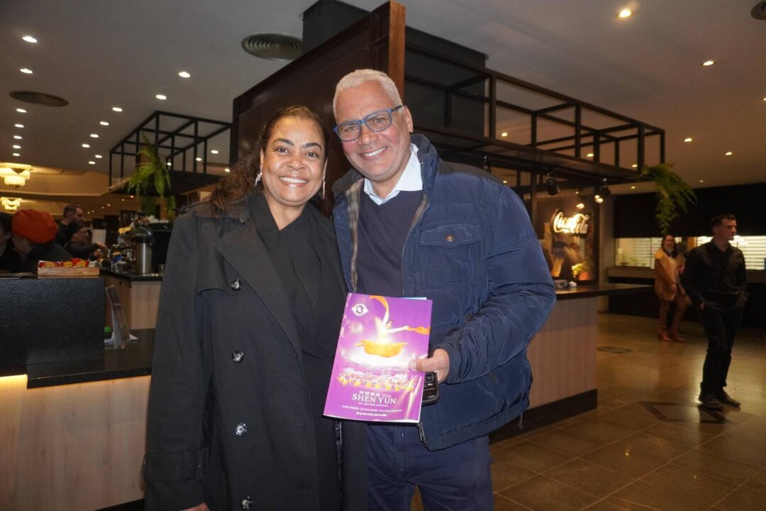 João Alberto da Silva Neto and his wife, Ana Lúcia Chagas Silva, attend Shen Yun Performing Arts at Teatro FIERGS in Porto Alegre, Brazil, on May 9, 2026. (Mary Man/The Epoch Times)