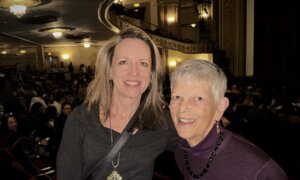 ‘It’s Beautiful’: Daughter Gifts Shen Yun to Her Mother on Mother’s Day