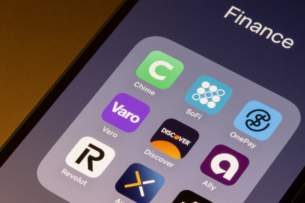 Neobanks can save you money on fees, but traditional banks may offer stronger support when problems arise. (Tada Images/Shutterstock)
