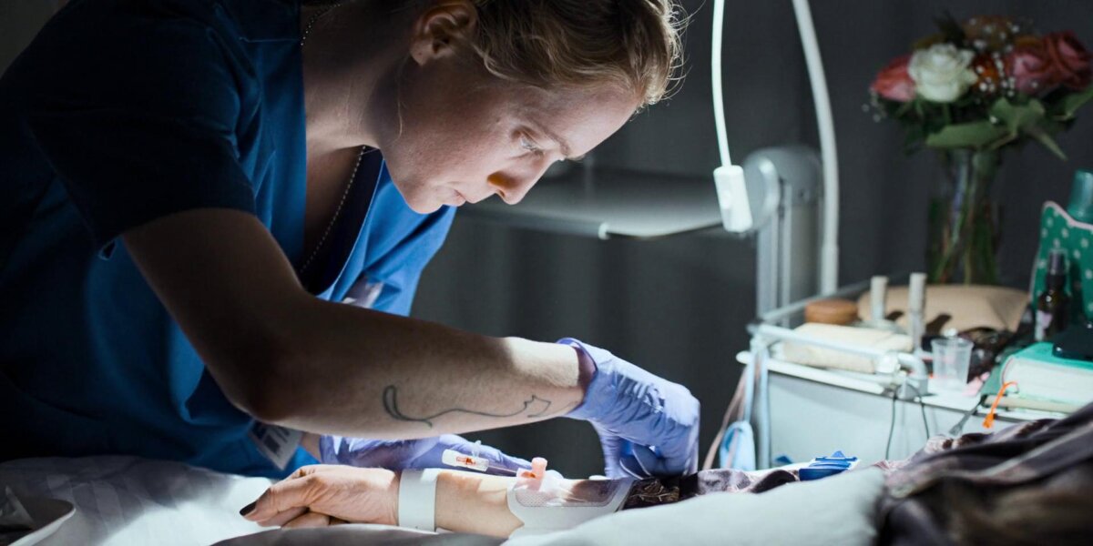 Floria (Leonie Benesch) cares for a patient during the late shift at a hospital, in "Late Shift." (Zodiac Pictures)