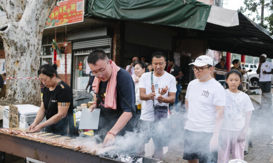 University Graduates Among 4,000 Vying for Spots at China’s First Barbecue Academy