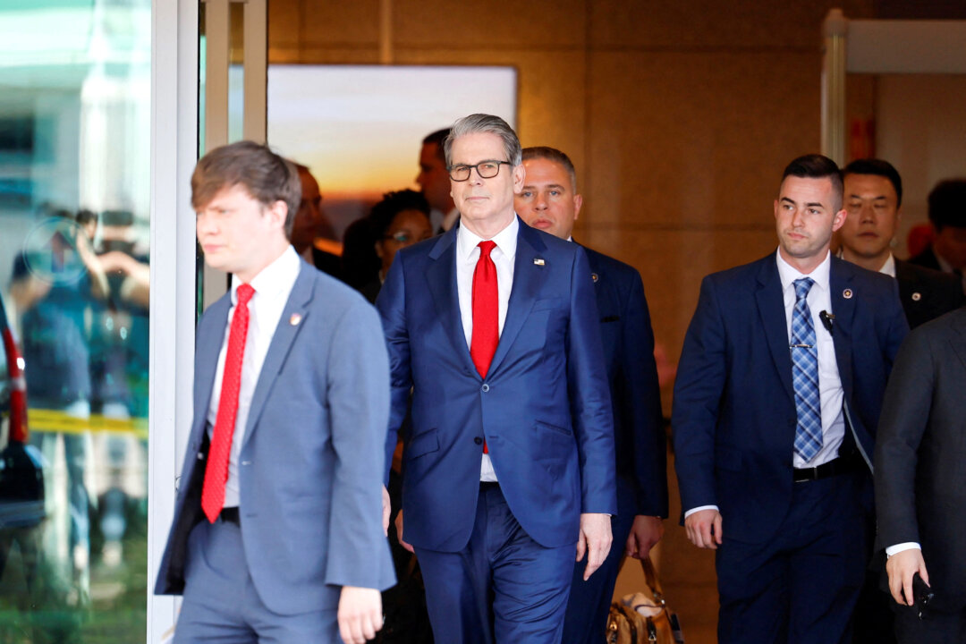 Bessent Holds Talks With Chinese Vice Premier in South Korea