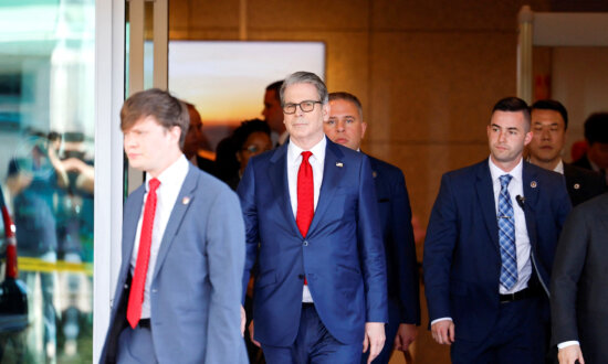 Bessent Holds Talks With Chinese Vice Premier in South Korea