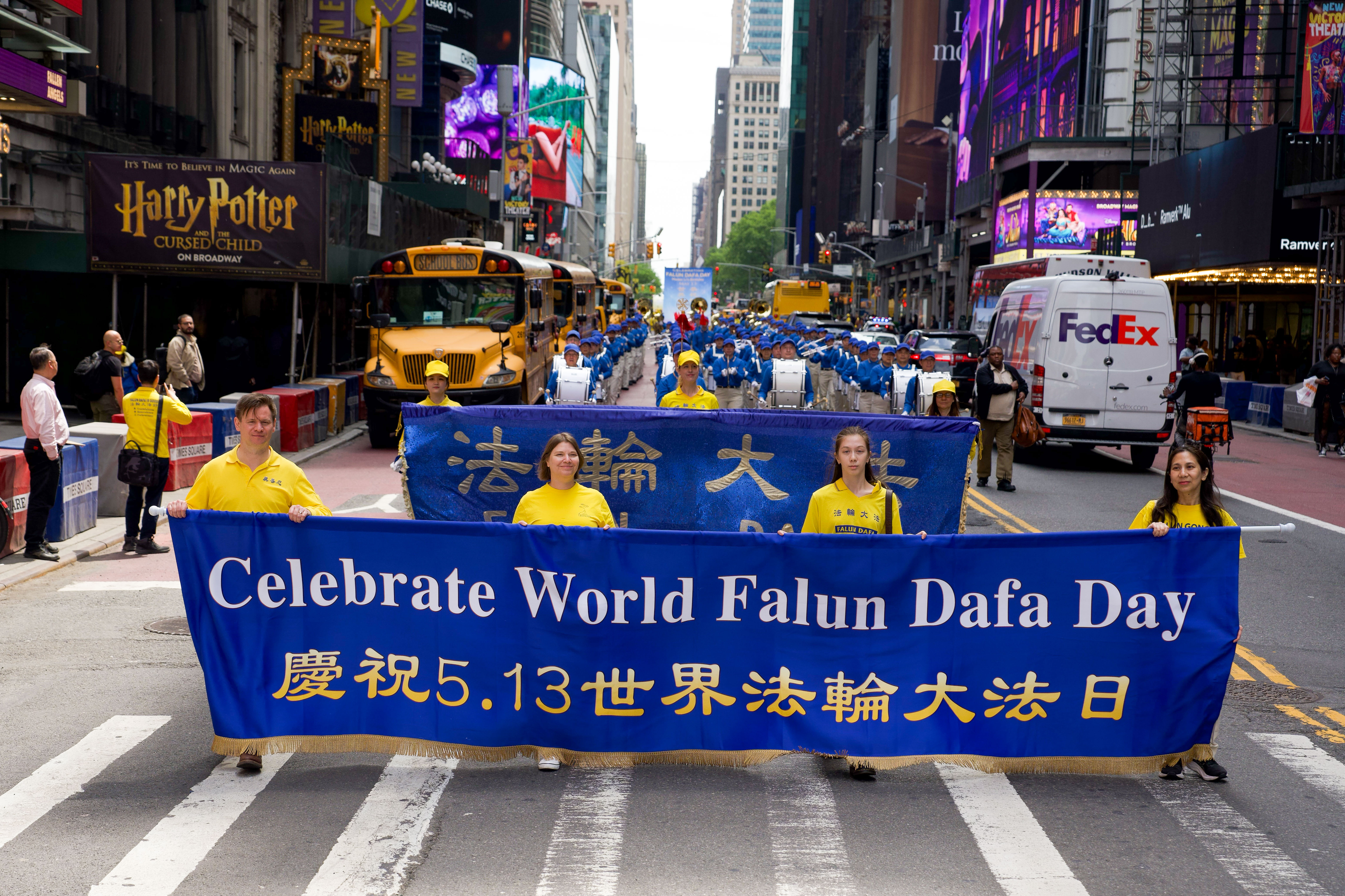 Thousands Parade Through Manhattan to Celebrate World Falun Dafa Day
